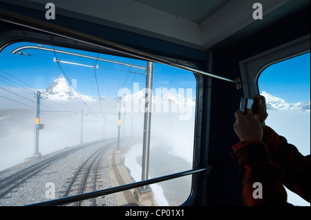 Blick vom Gornergratbahn Berg Zahnradbahn zum Matterhorn, Schweiz Stockfoto