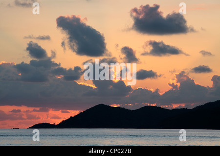 Bunten Wolken am Abenddämmerung über Praslin auf den Seychellen von La Digue aus gesehen Stockfoto