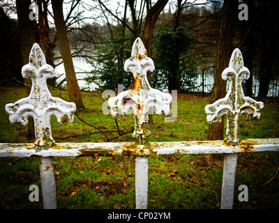 Teil der weißen und rostige Geländer am Straßenrand Lymm Damm in Cheshire Stockfoto