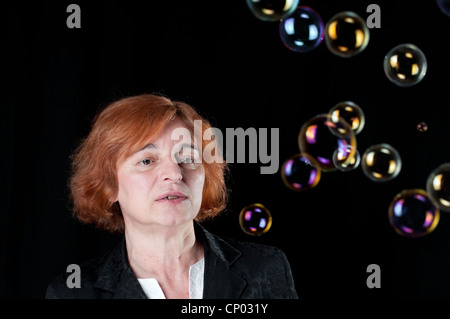 Mittlere gealterte Frau mit bubbles Stockfoto