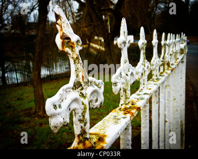 Teil der weißen und rostige Geländer am Straßenrand Lymm Damm in Cheshire Stockfoto