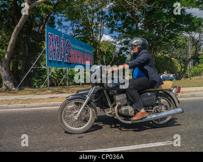 Jährlich 40-50 reitet auf seinem Motorrad in der Stadt von Viñales in westlichen Kuba alten Hispanic kubanischen männlich. Stockfoto