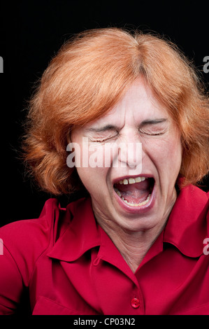 Mittlere gealterte Frau schreien Stockfoto