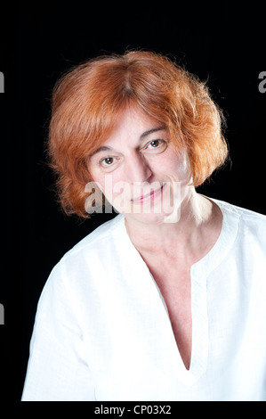 Mittlere gealterte Frau mit roten Haaren lächelnd Stockfoto
