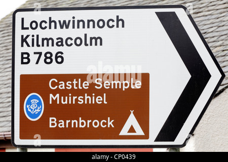 Straße Richtung Zeichen, Lochwinnoch, Scotland, UK Stockfoto