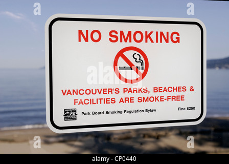 Schild Warnung gegen das Rauchen in allen Parks und Strände in der Stadt Vancouver gebucht. Stockfoto