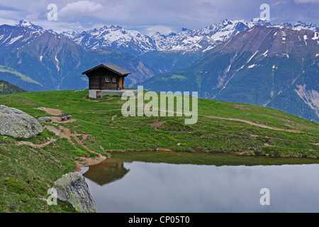 Almhütte am Blausee vor beeindruckenden Bergpanorama, Schweiz, Wallis Stockfoto