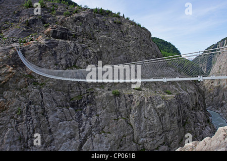 Stahl-Hängebrücke über den Canyon des Flusses Massa gefüttert durch Schmelzwasser der Aletschgletscher, Schweiz, Wallis Stockfoto