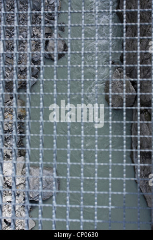 Blick in den Abgrund des Rasters Boden Stahl Hängebrücke über den Canyon des Flusses Massa gefüttert durch Schmelzwasser der Aletschgletscher, Schweiz, Wallis Stockfoto