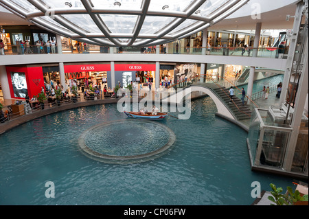 Unterseite des Ned Kahn entworfen "Oculus Acryl Vortex" Wasser Feature Marina Bay Sands Einkaufszentrum Stockfoto