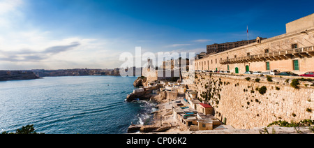 Mit Blick auf den großen Hafen von Valletta ist die Siege Bell Memorial im Jahr 1992 errichtet Stockfoto