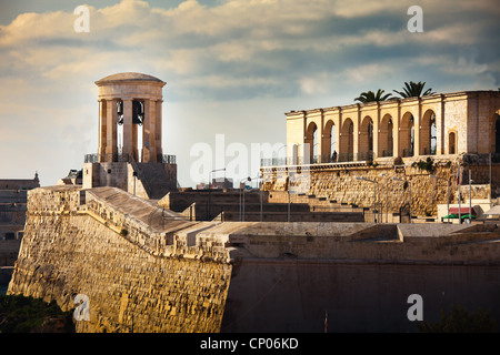 Mit Blick auf den großen Hafen von Valletta ist die Siege Bell Memorial im Jahr 1992 errichtet Stockfoto