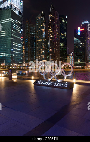 Olympischer Spaziergang mit Bankenviertel Sky Scrapper Hintergrund Singapur Malaysia Stockfoto