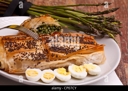 Spargel In Kruste mit Mohn und Wachteleiern Stockfoto