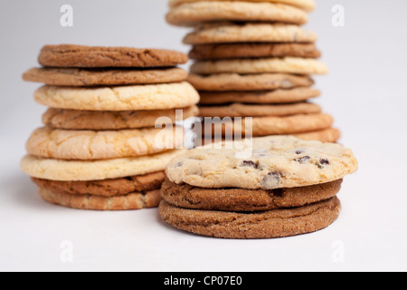 Verschiedene Cookies gestapelt im studio Stockfoto