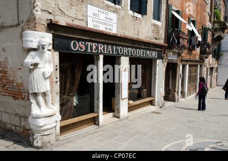 Statue von Sior Antonio Rioba maurischen Kaufmann in der Ecke des "Osteria Orto dei Mori" Restaurant in Campo dei Mori - Sestiere Cannareggio, Venedig - Italien Stockfoto