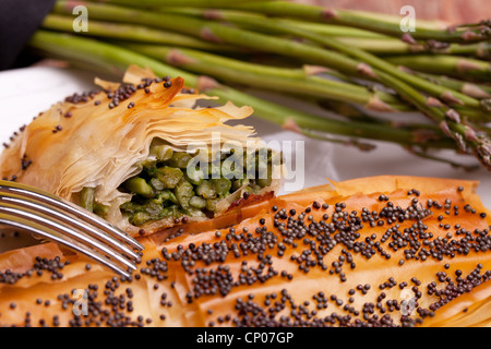 Nahaufnahme der Rollen von Spargel In Kruste Stockfoto