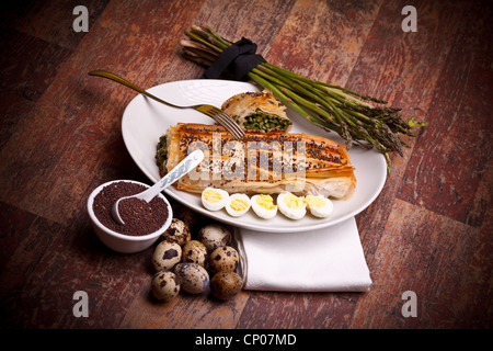 Spargel In Phyllo Teig mit Wachteleiern Stockfoto