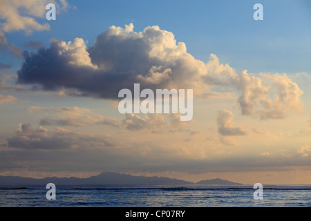 Bunten Wolken am Abenddämmerung über Mahe auf den Seychellen Stockfoto