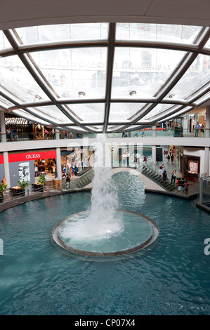 Unterseite des Ned Kahn entworfen "Oculus Acryl Vortex" Wasserspiel Marina Bay Sands shopping Komplex Singapur Malaysia Stockfoto