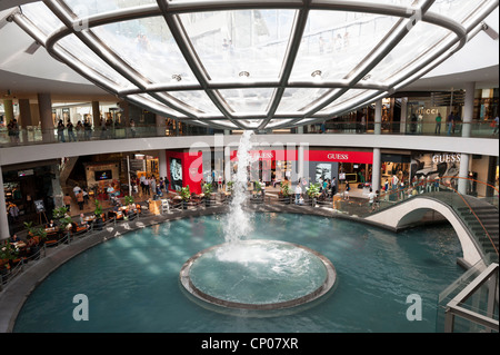 Unterseite des Ned Kahn entworfen "Oculus Acryl Vortex" Wasserspiel Marina Bay Sands shopping Komplex Singapur Malaysia Stockfoto