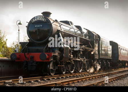 Eine schwarze 5 (5MT) Dampflok, die Nummer 45379 vor eines Zuges am Avon Valley Railway, Neuerstellung des Kiefern-Express. Stockfoto