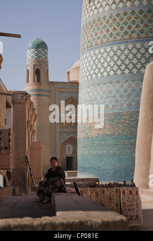 Ladenbesitzer sitzen vor Lieblingswaffe Minarett Stockfoto