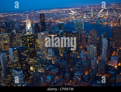 New York City Skyline East River Chrysler Building Nacht Stockfoto