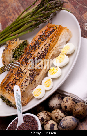 Spargel In Kruste mit Wachteleiern Stockfoto