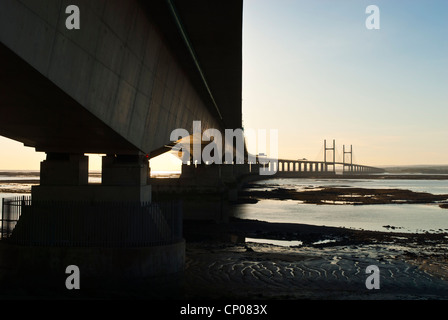 Die zweite Severn-Brücke, die bei Ebbe von der englischen Seite des Flusses Severn aufgenommen wurde und sich dem Sonnenuntergang nähert. Stockfoto