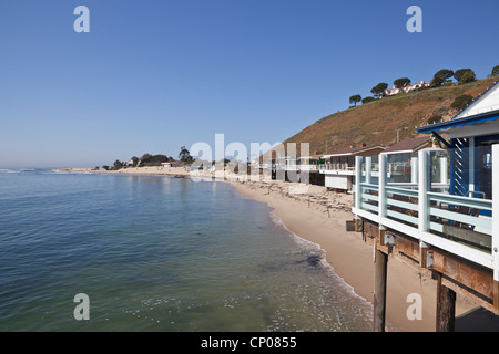 Malibu Pier Häuser in der Nähe von Surfrider Beach an einem klaren ruhigen Morgen Stockfoto