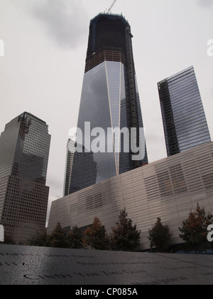 Teilweise eingebaute 1 WTC Freiheit Turm im Hintergrund des 9/11 Memorial in New York City, 12. Oktober 2011, © Katharine Andriotis Stockfoto