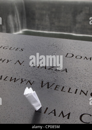 Ein Hinweis auf den Namen eines Opfers am 9/11 Memorial in New York City, 12. Oktober 2011, © Katharine Andriotis befindet sich Stockfoto