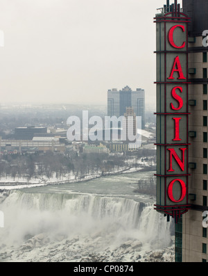 Ein Casino-Zeichen mit der amerikanischen Seite der Niagarafälle im Hintergrund. Stockfoto