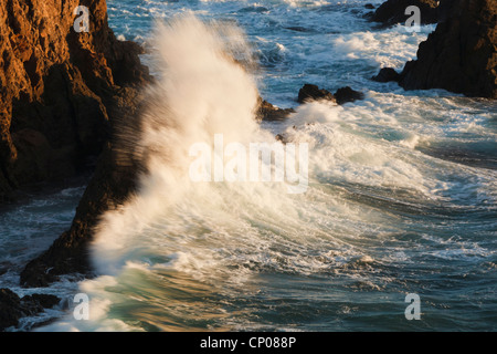 Cabo de Gata-Nijar Natural Park, Provinz Almeria, Spanien. Wellen brechen sich am Arrecife de Las Sirenas oder die Mermaid Reef. Stockfoto