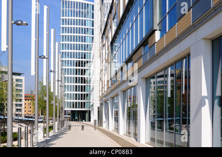 Eine typische moderne britische entwickelte neu Bürohäuser und Designer-Apartments an einem sonnigen blauen Himmel Tag in Bristol. Stockfoto