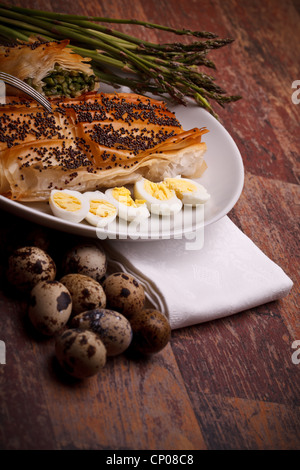 Italienische Vorspeisen - Spargel In Kruste mit Wachteleiern Stockfoto