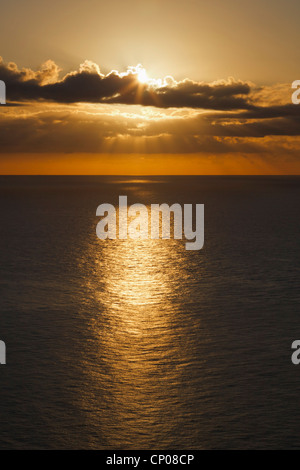 Sonnenaufgang über den Wolken über dem Meer Stockfoto