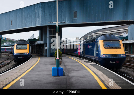 Erstes Great Western Züge unter der Leitung von Klasse 43 Lokomotiven warten am Bahnhof Bristol Temple Meads, über, Richtung Osten. Stockfoto