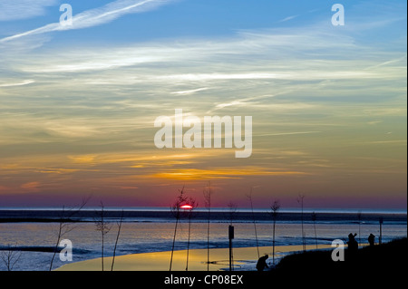 Sonnenuntergang über dem Wattenmeer, Deutschland, Niedersachsen, Spieka Neufeld Stockfoto