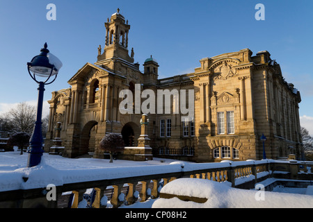 Cartwright Hall Lister Park, Manningham, Bradford, im Schnee. Stockfoto