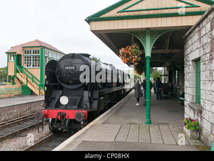 Corfe Castle Bahnhof mit einer umgebaut Bulleid Licht Pazifik Dampfmaschine "Eddystone" Ankunft am Bahnsteig. Stockfoto