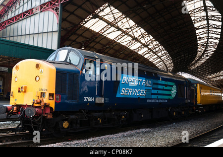 DRS-Klasse 37, Anzahl 37604 dieselelektrische Lok vor einem Zug Ingenieure bei Bristol Temple Meads Bahnhof. Stockfoto