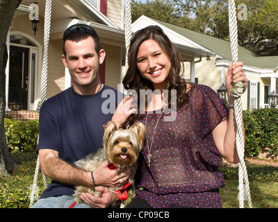 Junge Paare und Haustier Hund Portrait Stockfoto