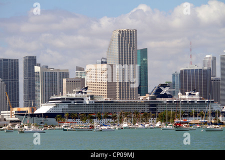 Miami Florida, Biscayne Bay, Celebrity Millennium. Kreuzfahrt-Schiff, Celebrity Cruises, Hafen von Miami, Skyline der Innenstadt, Bürogebäude, Skyline der Stadt, Hotel Stockfoto