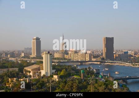 Ansicht des Nil Flusses Oper komplexen Gärten & Innenstadt von Kairo aus Zamalek Stockfoto