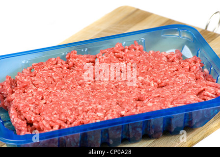 frisches rohes Rindfleisch Hackfleisch in Plastikbehälter über Holzbrett Stockfoto