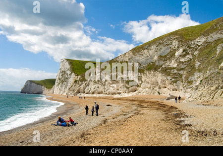 Familien am Strand in der Nähe von Lulworth, Dorset, Südengland "Durdle Door". Stockfoto