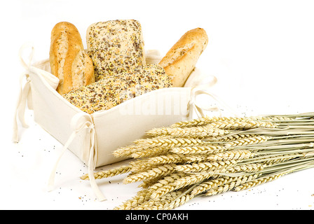 Vielzahl von verschiedenen frisch gebackenes Brot in weißer Baumwolle Korb isoliert auf weißem Hintergrund Stockfoto