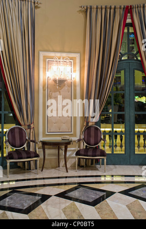 Sitzgelegenheiten-Suite mit zwei Stühlen und einem Tisch im Barockstil im Bellagio Hotel Las Vegas Stockfoto